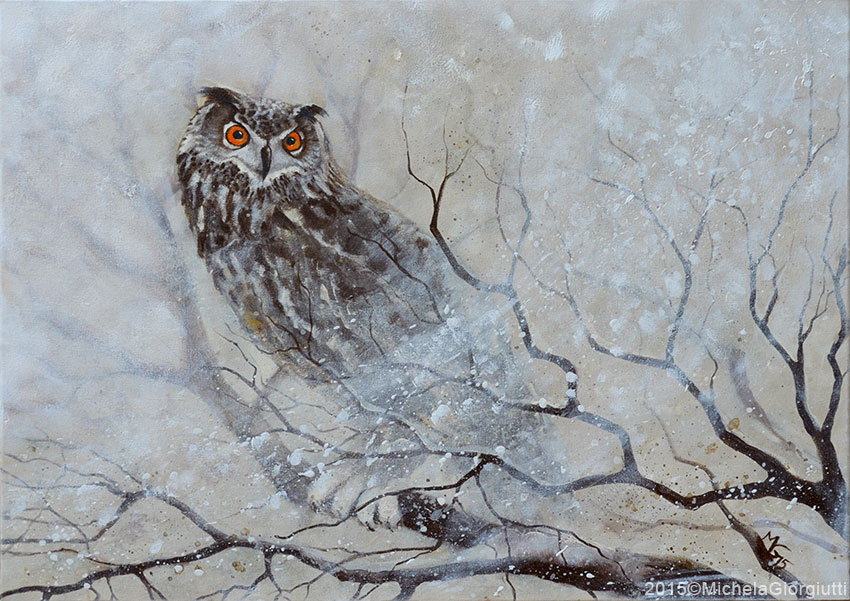 Gufo reale appollaiato sui rami nella tempesta di neve