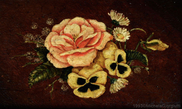 Composizione di rose viole e margherite di campo