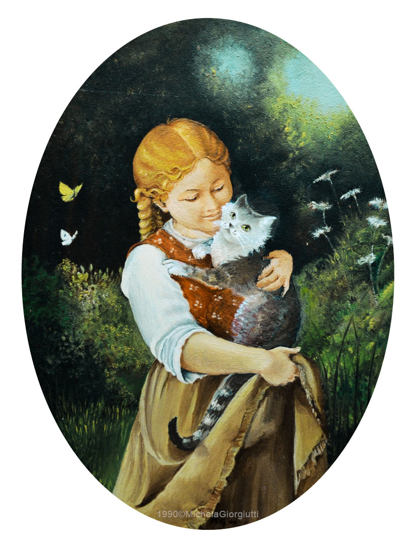 Bambina che tiene in braccio un gatto tigrato in giardino con farfalle e fiori