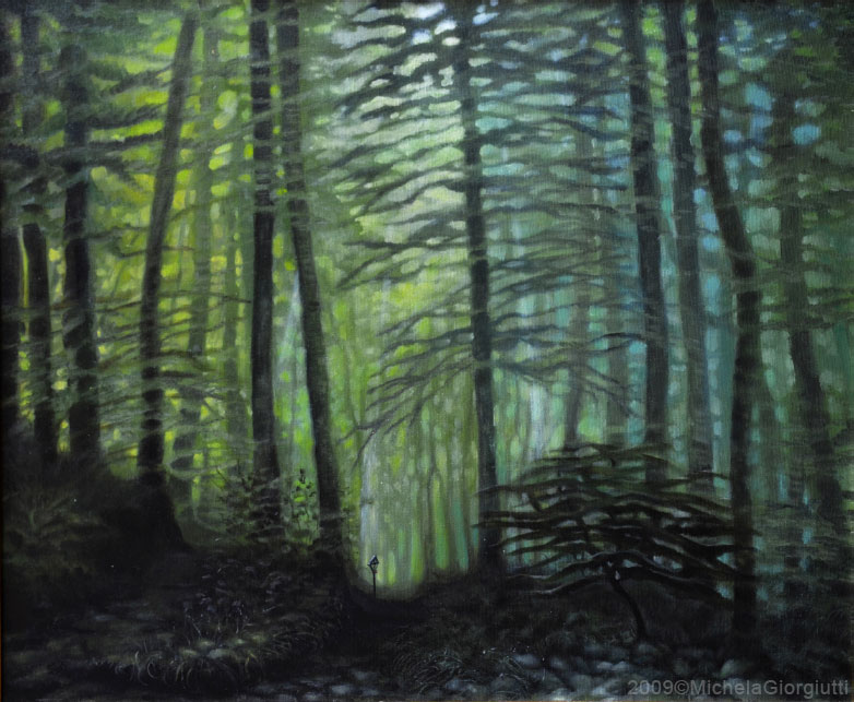 Piccolo crocefisso che segna l'inizio del sentiero del bosco di montagna