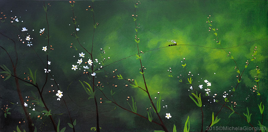 Mini locomotiva che corre su binario tra i fiori