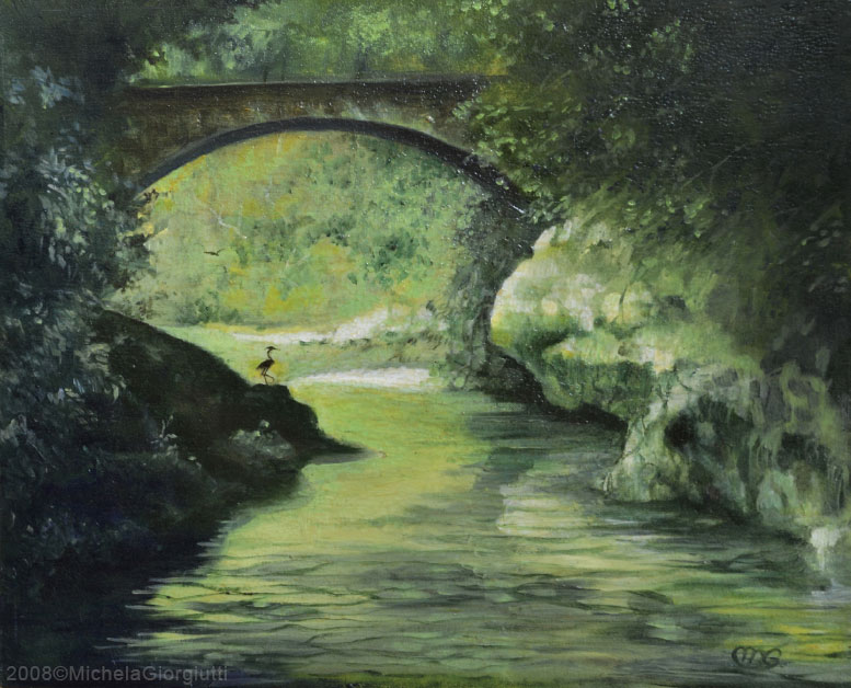 Silhouette di airone sotto il ponte sul torrente tra i boschi