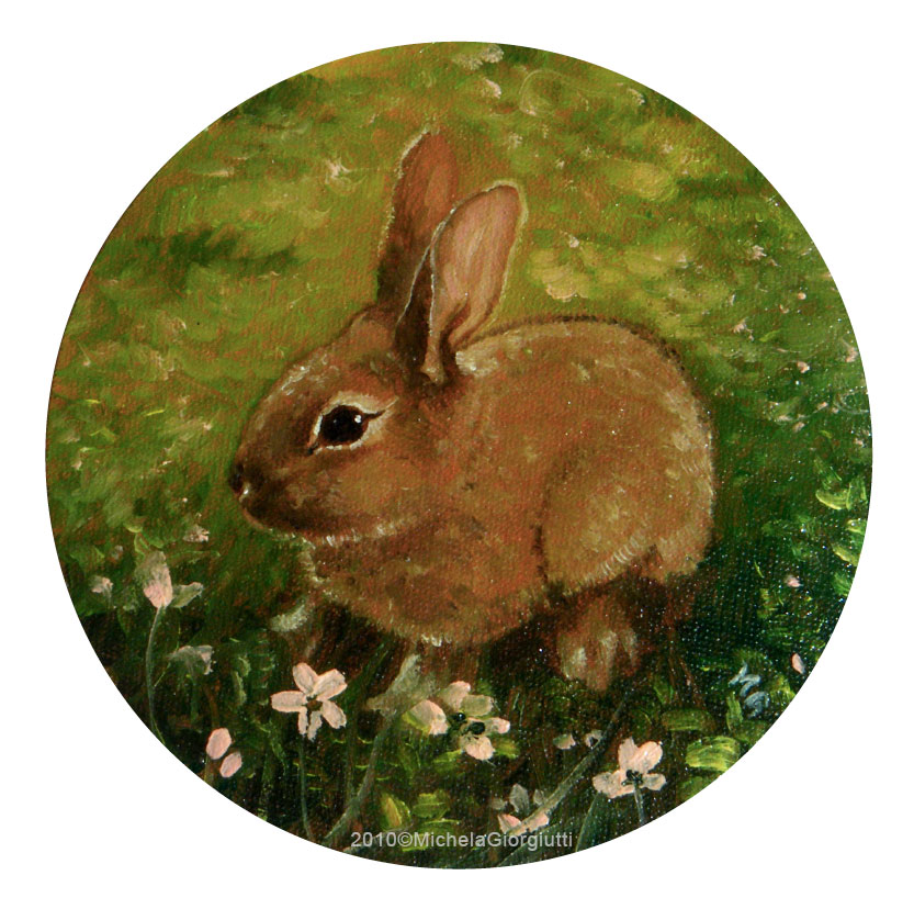 Primo piano di coniglietto sull'erba tra i fiori