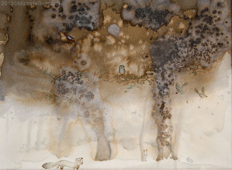 Volpe che guarda una civetta appollaiata su albero altri animali corrono sulla neve