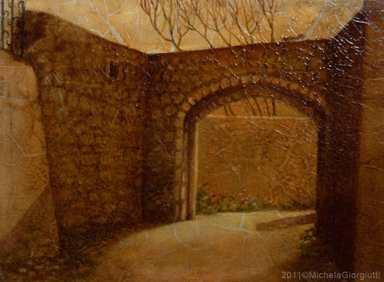 Veduta dell'arco portante d'entrata con ombra di persona in arrivo