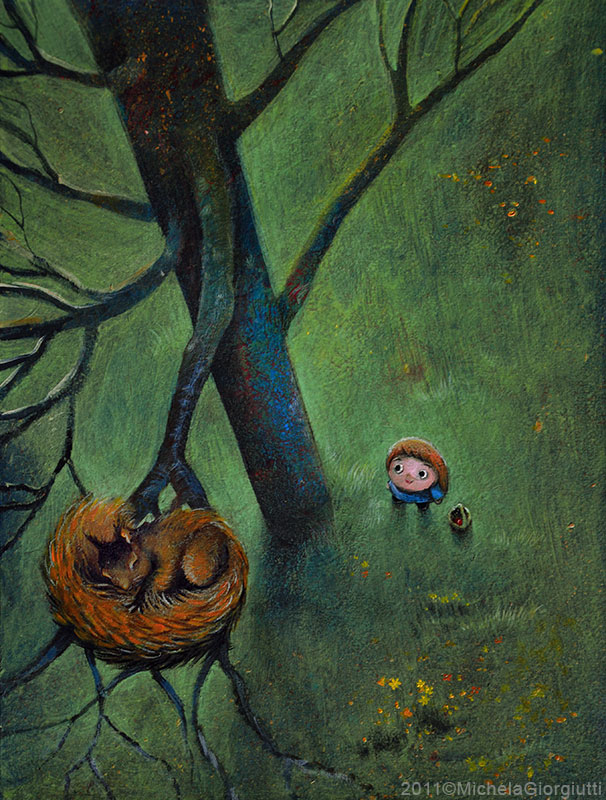 Bambina con cestino di lamponi che guarda scoiattolo dormiente sull'albero blu