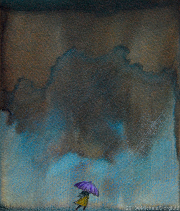 Bambina con impermeabile giallo e ombrello viola sotto la pioggia ed il vento