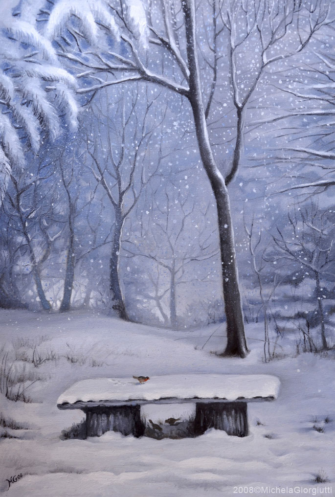 Panchina di legno coperta di neve nel bosco